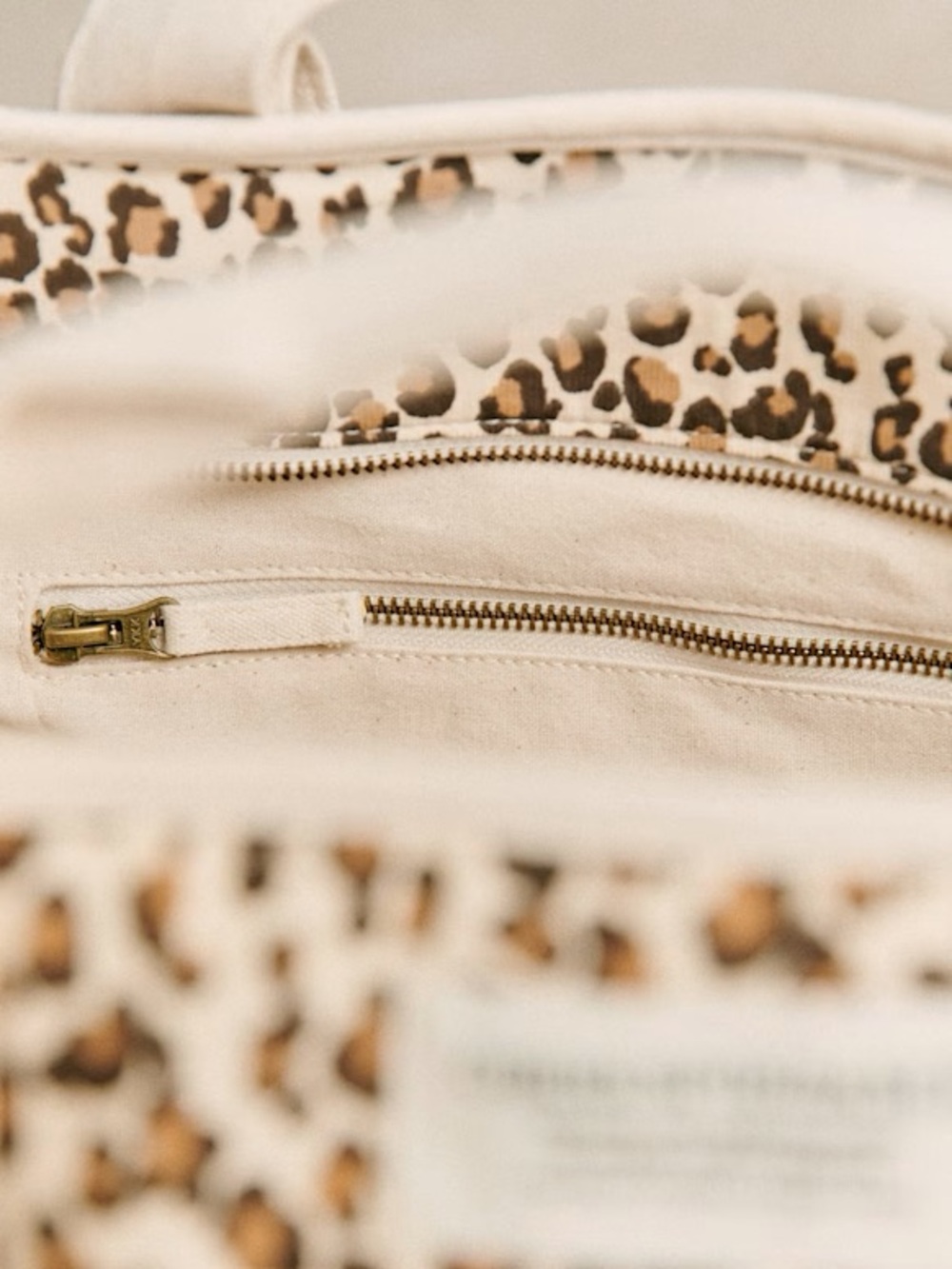 SEZANE WEEKENDER TOTE BAG. Cougar print. - Picture 3 of 11